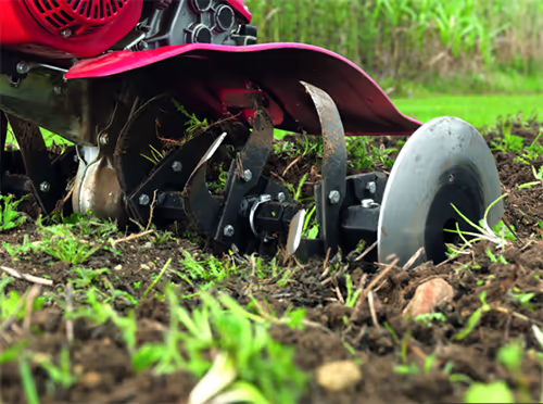 motoculteur rouge Honda arrache la pelouse