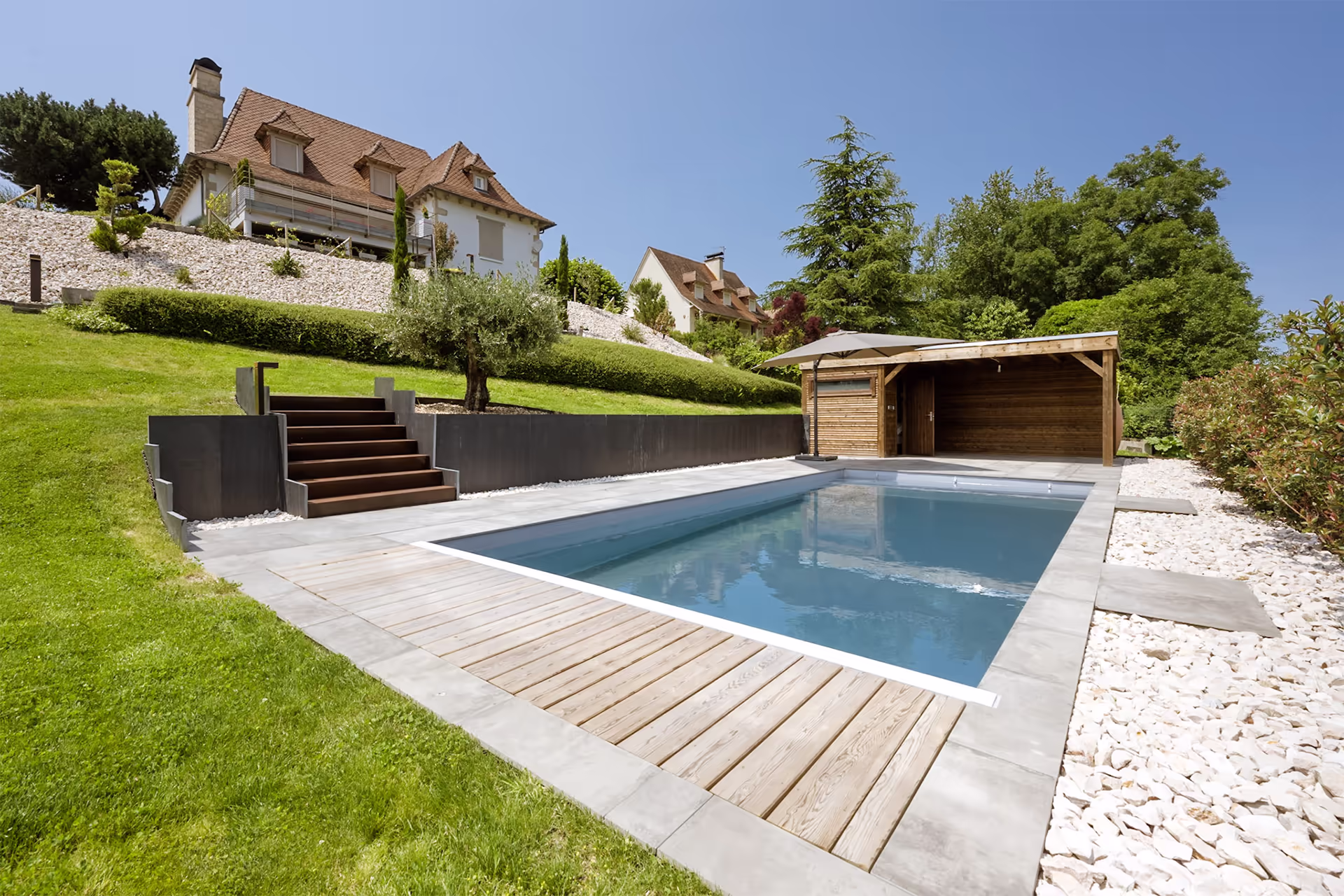 Piscine bordure grès cérame abris de jardin Arpajon-sur-Cère