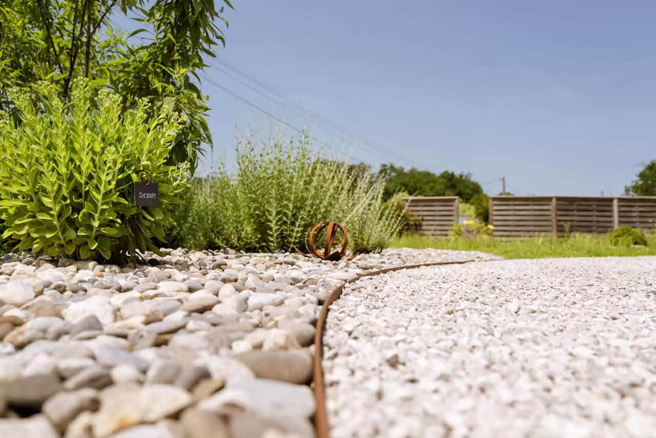 Aménagement de jardin d'entreprise Paillage minéral Naucelles