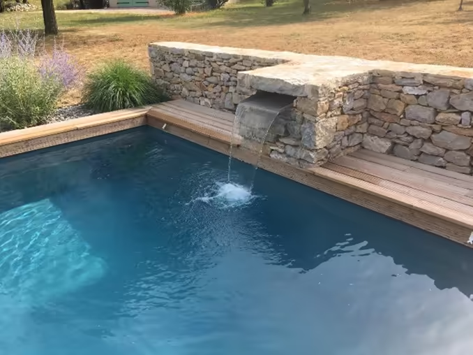 cascade eau piscine traditionnelle - Jardin Conseil Aurillac